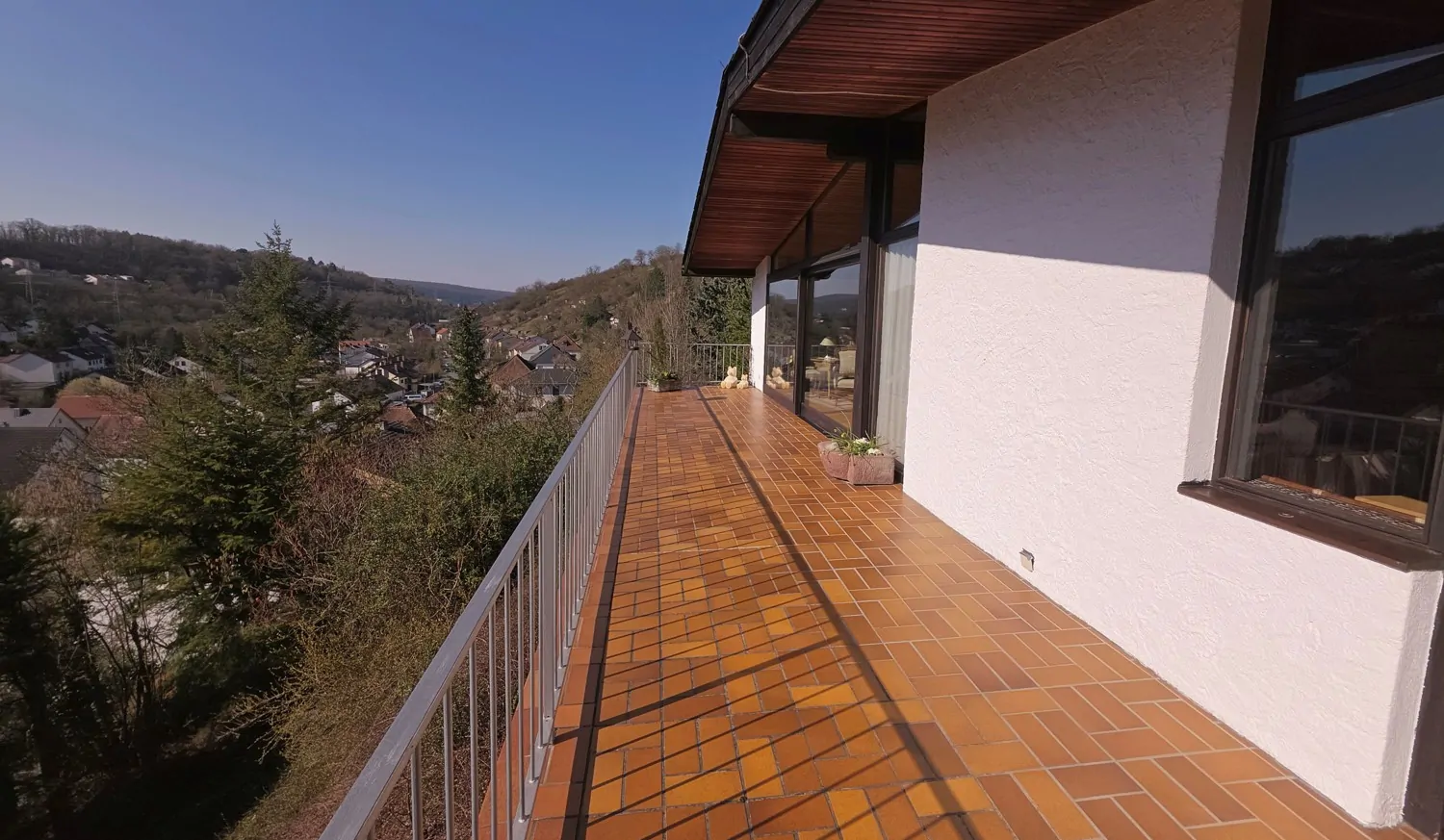 Großzügiger Balkon für Ihre Ruhe und Erholung mit toller Weitsicht (1)