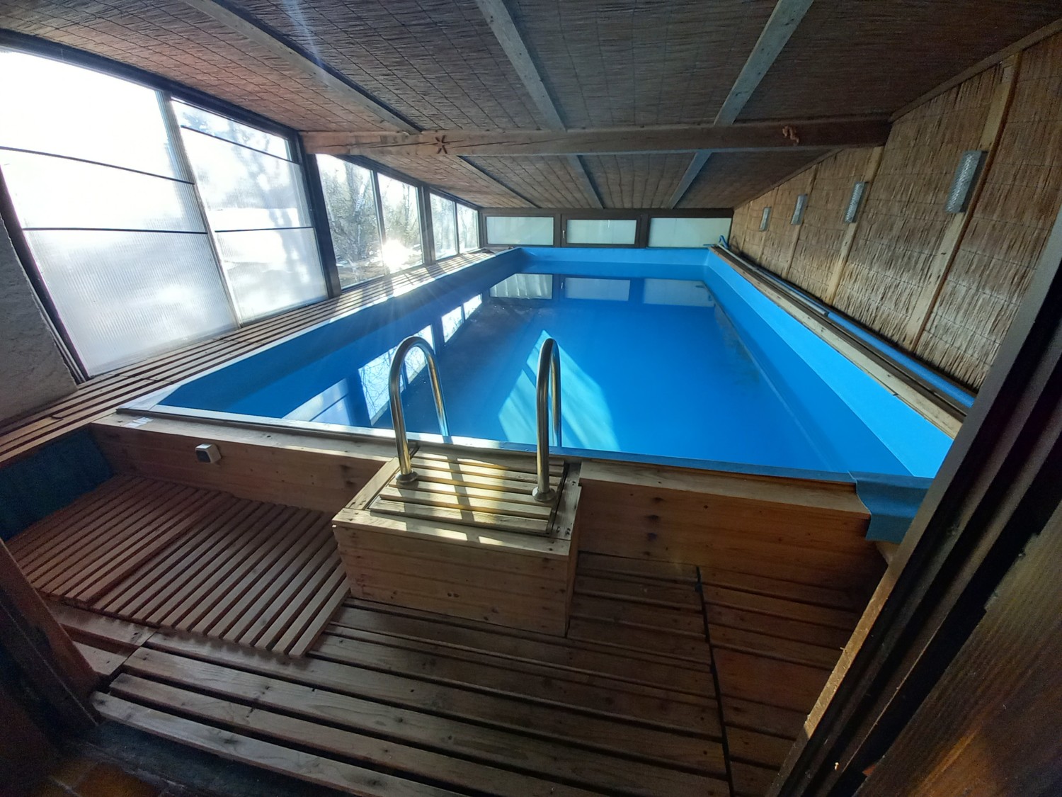 Das Schwimmbad für Ihre Fitness - die Sauna ist gleich nebenan