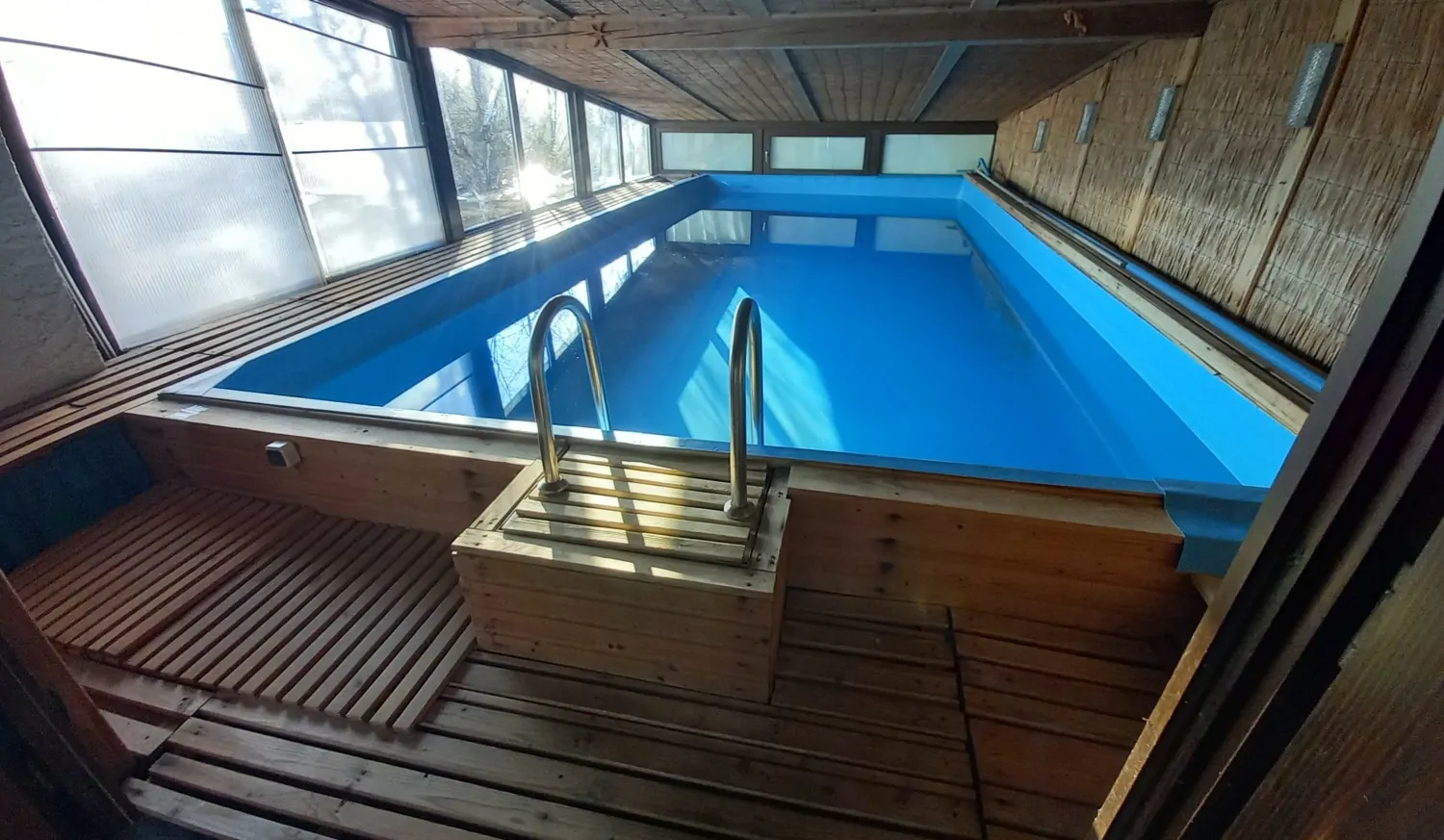 Das Schwimmbad für Ihre Fitness - die Sauna ist gleich nebenan