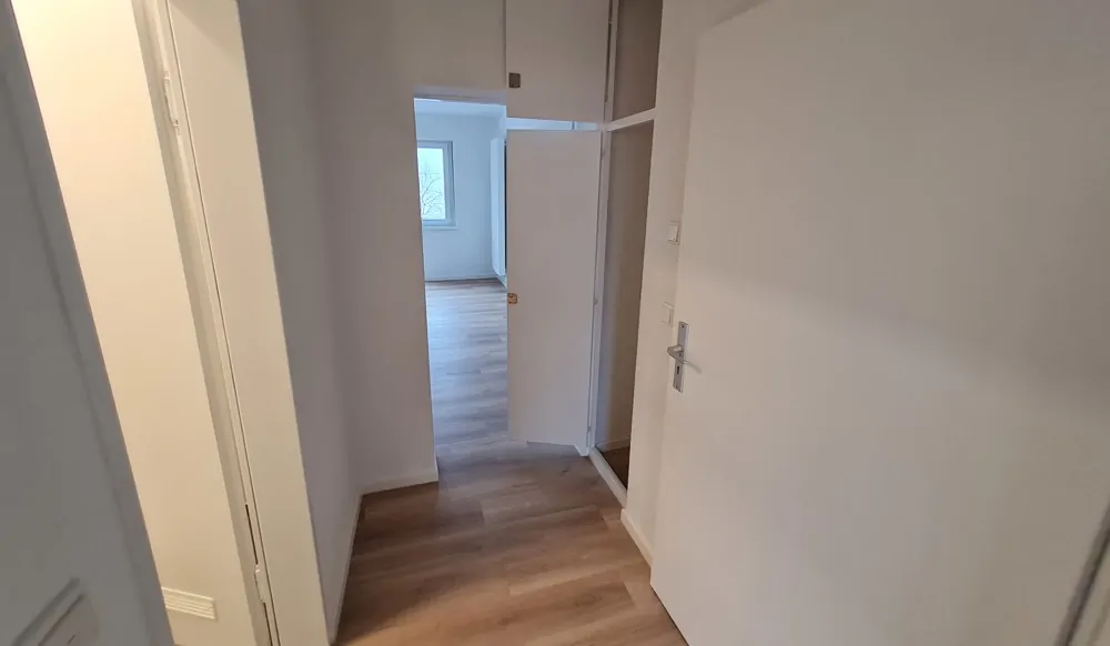 Blick in Bad (links) und Wohn-Schlafraum (geradeaus), 20230111_152141