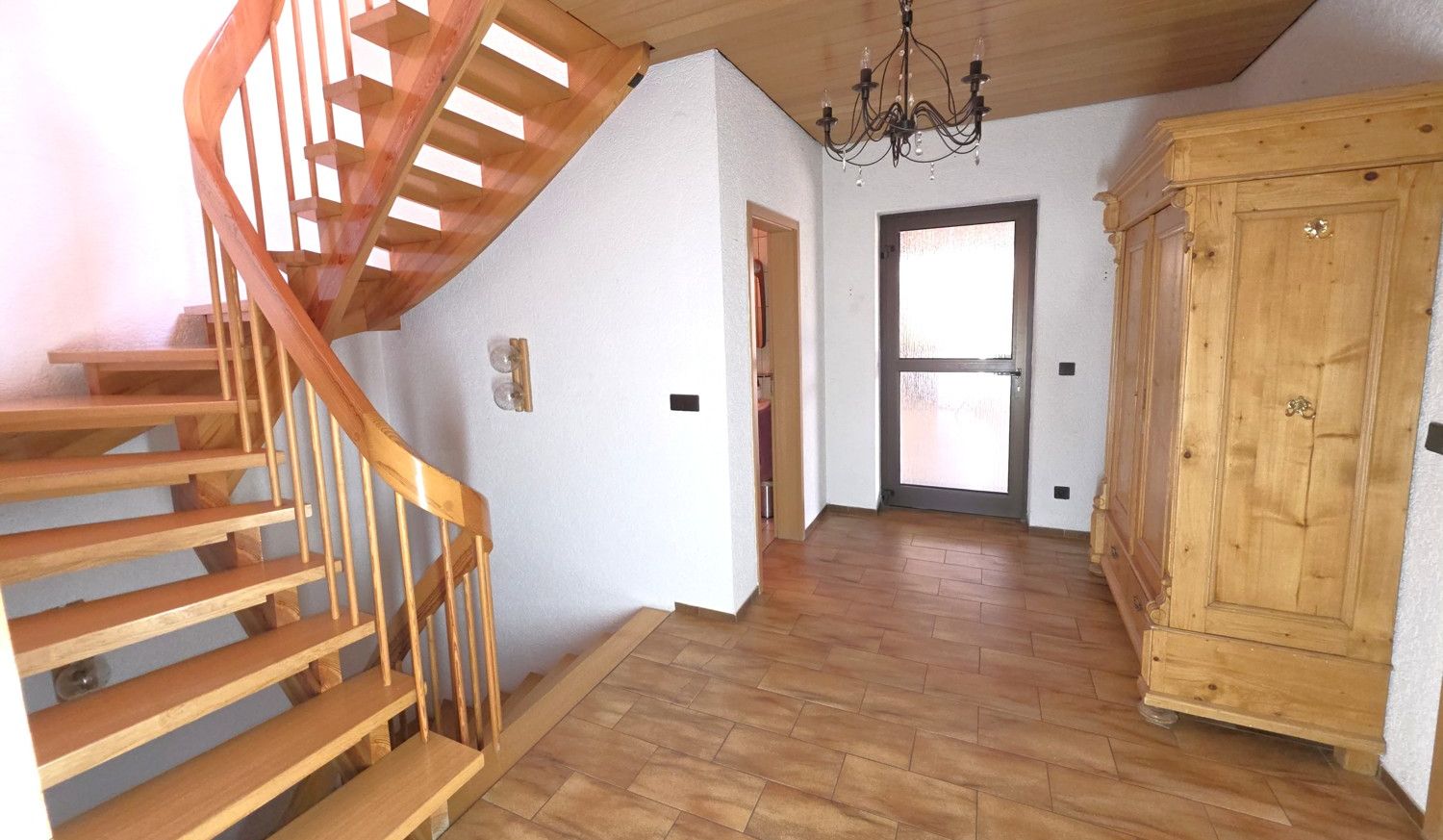 EG_Flur mit Treppe ins Dachgeschoss und in die untere Wohnebene_#123219