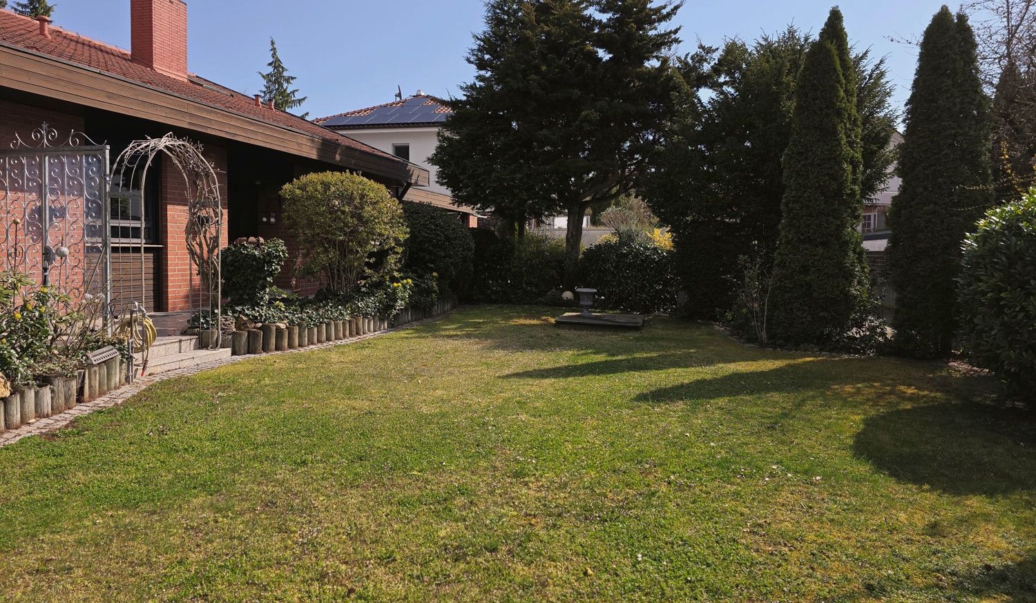 Gepflegter und vielseitig angelegter Garten (1)_#114248