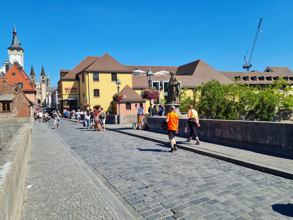 Mainbrücken-Panorama mit Teilansicht des 