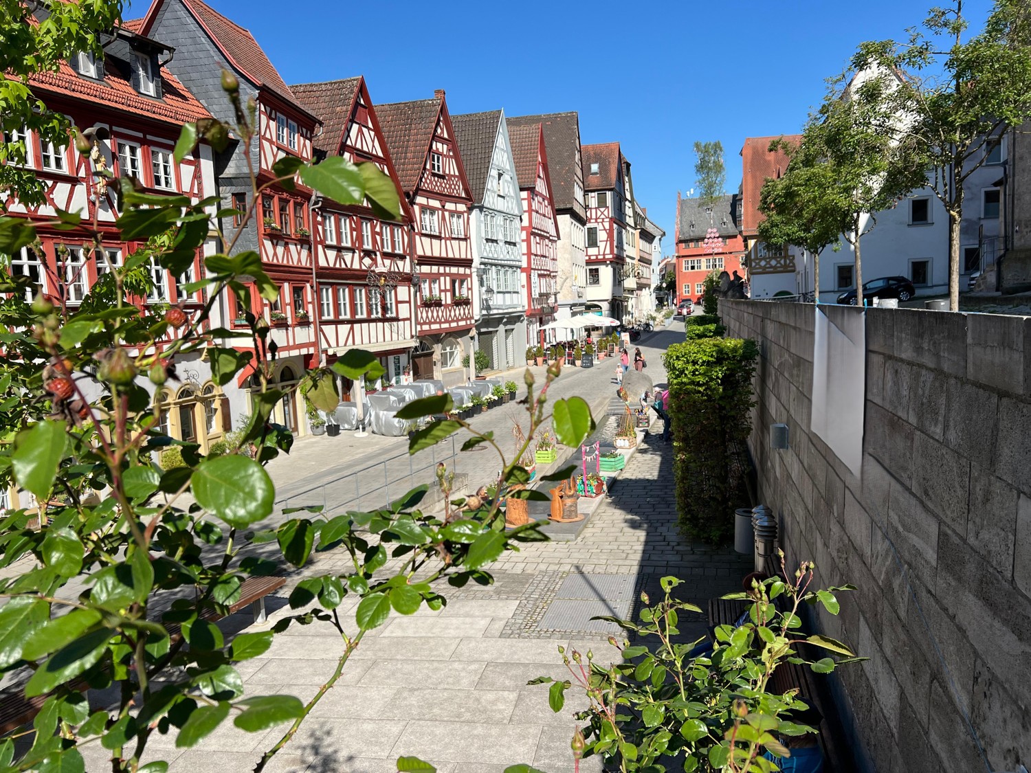 Parallelstraße vom Objekt