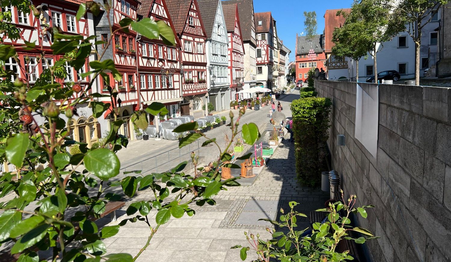 Parallelstraße vom Objekt