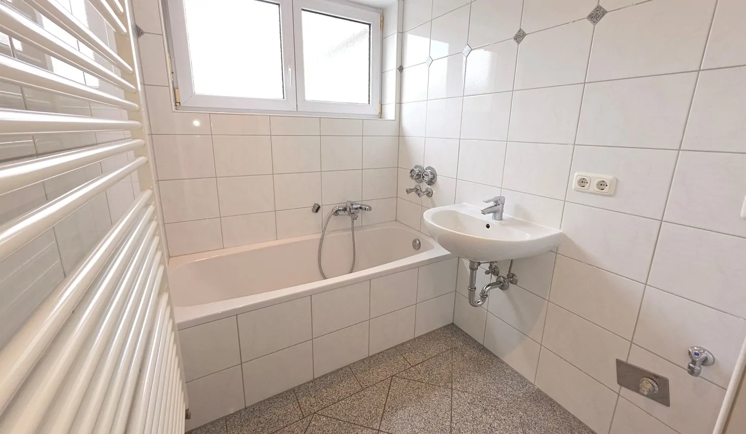 OG 1 Tageslichtbad mit Wanne & Dusche (1)_#153747