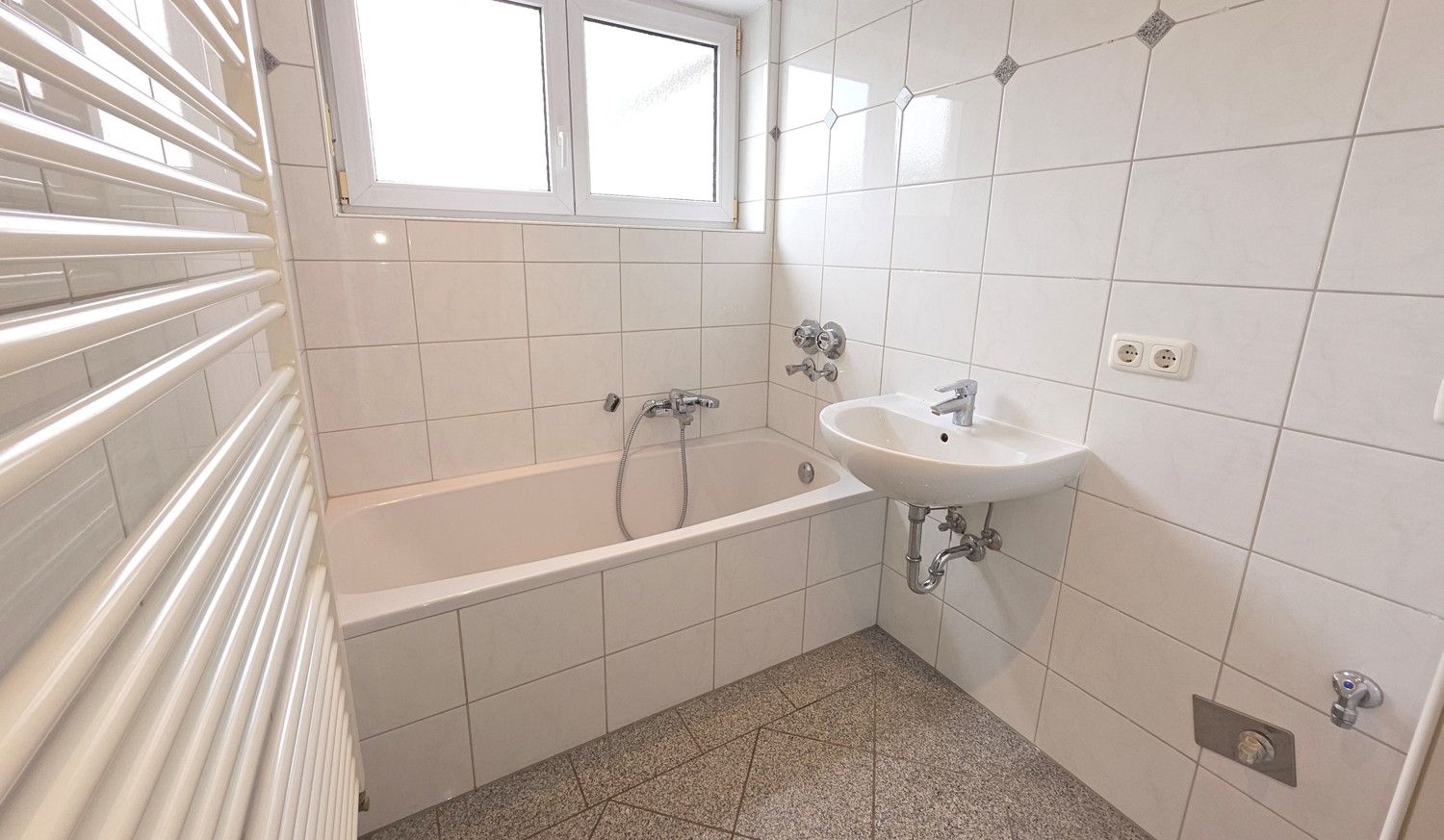 OG 1 Tageslichtbad mit Wanne & Dusche (1)_#153747