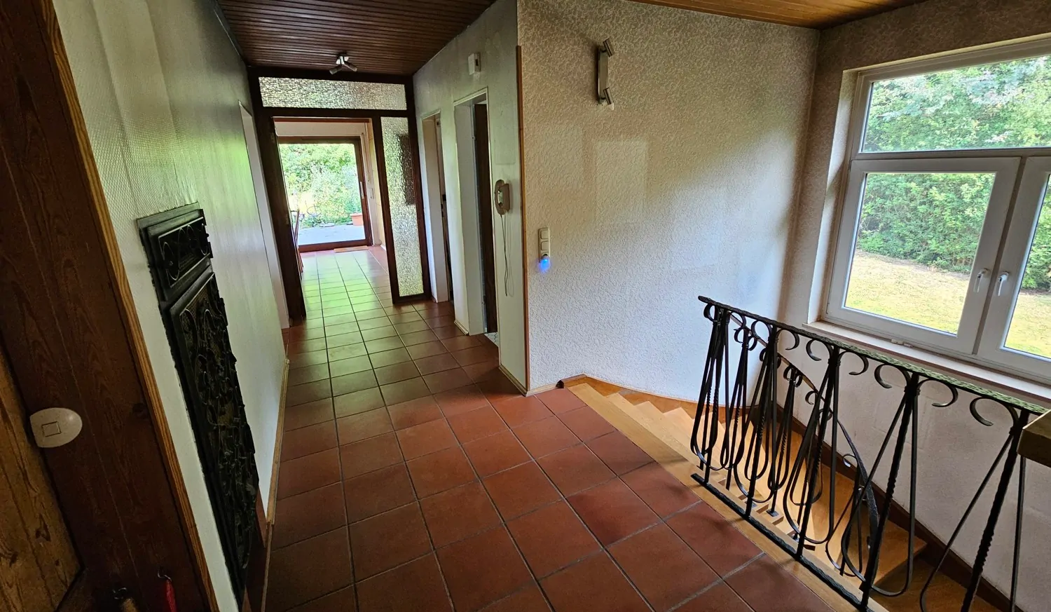 Flur mit großem Fenster