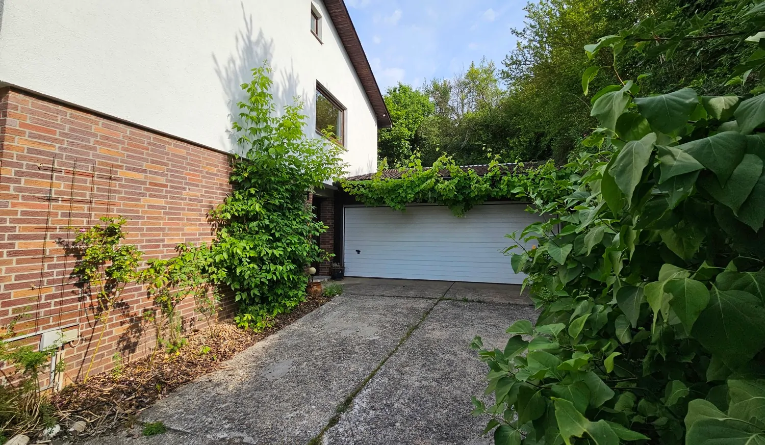 Doppelgarage mit elektrischem Tor