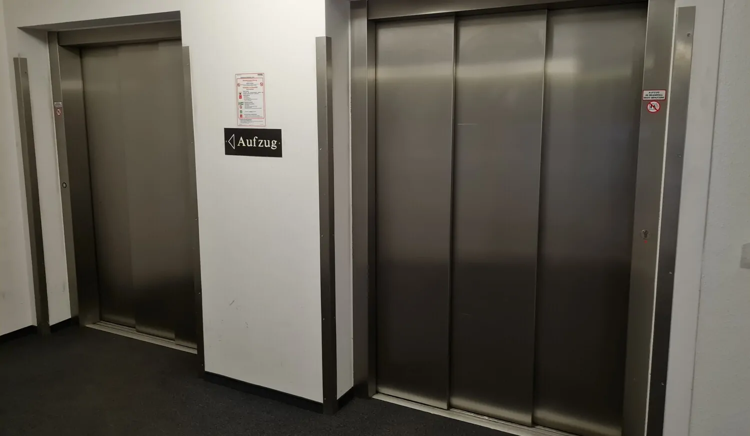 Aufzüge im Büroflur #133625