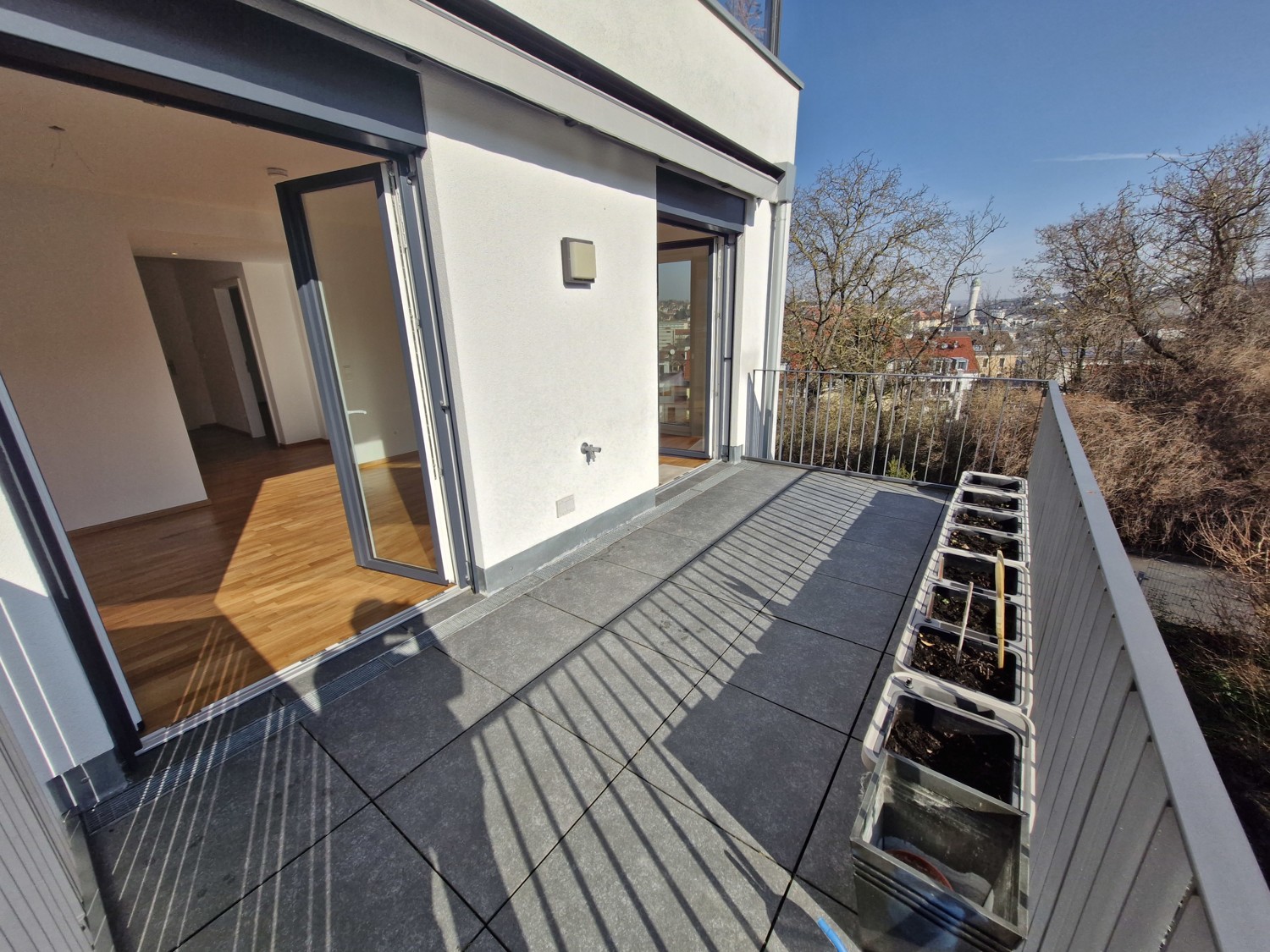 Großzügiger Balkon mit Terrasentüren von Wohnraum und Schlafraum, #100741