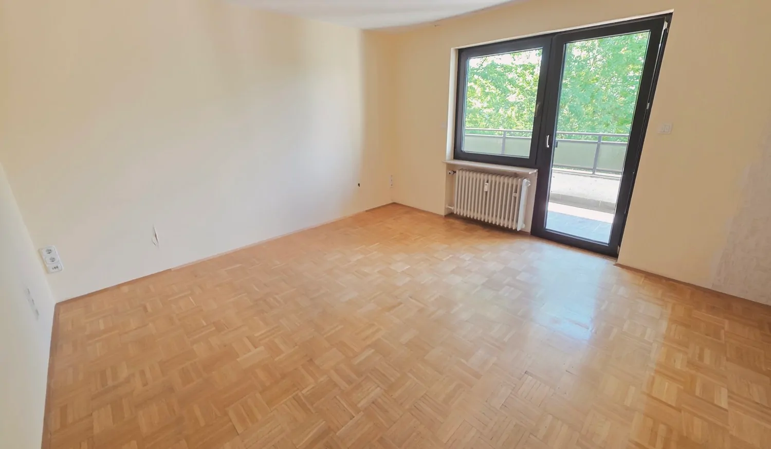 1. OG Schlafzimmer mit Balkonzugang (1) #095735