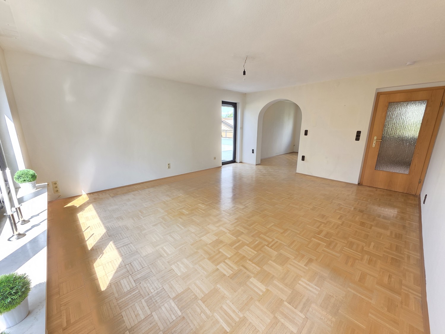 1. OG Heller & großzügiger Wohnraum mit Balkon- und Terrassenzugang (2) #111425