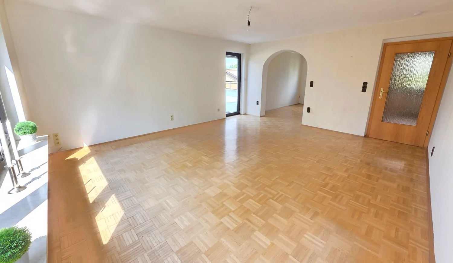 1. OG Heller & großzügiger Wohnraum mit Balkon- und Terrassenzugang (2) #111425