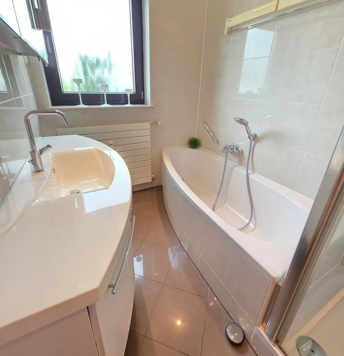 1. OG Tageslichtbad mit Badewanne & Dusche (1) #105643