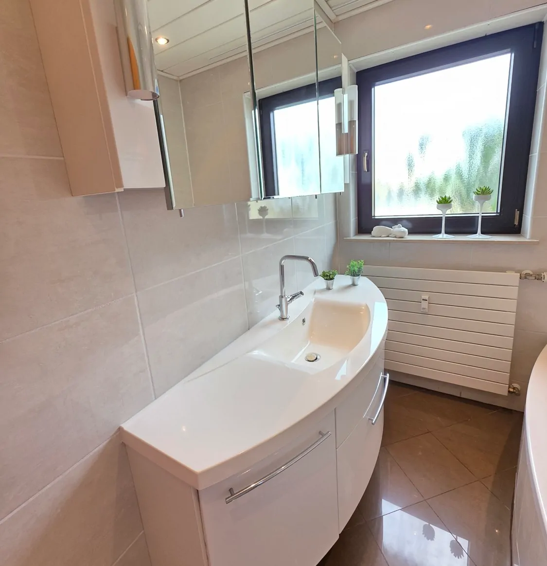 1. OG Tageslichtbad mit Badewanne & Dusche (2) #113200