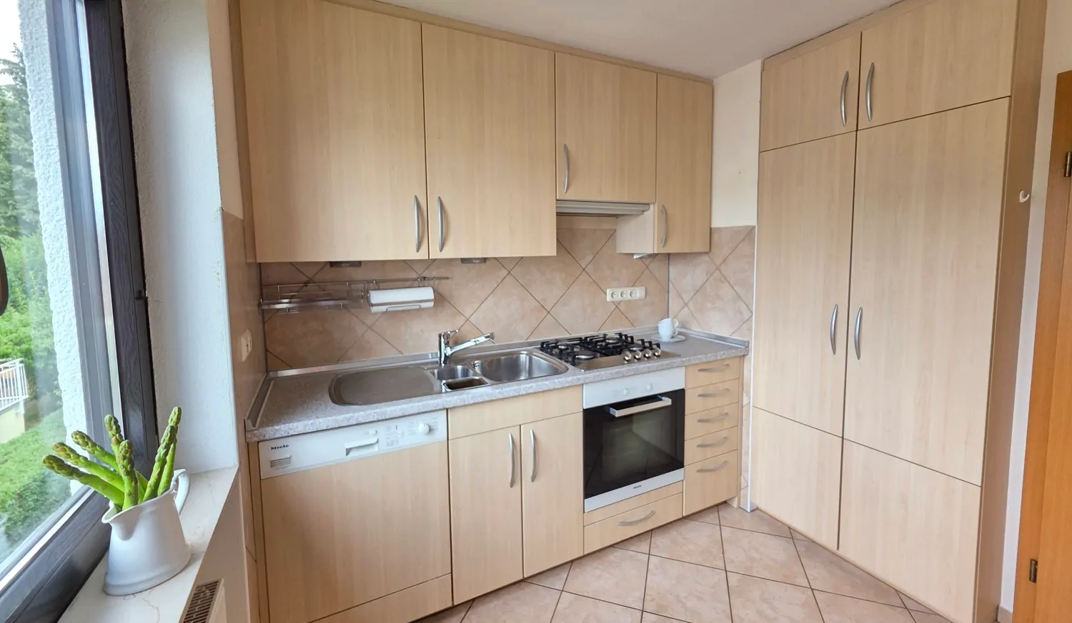 1. OG Ihre Küche mit Einbauküche und optimal gestalteten Stauraum für Vorrat & Co. (2)  #112603