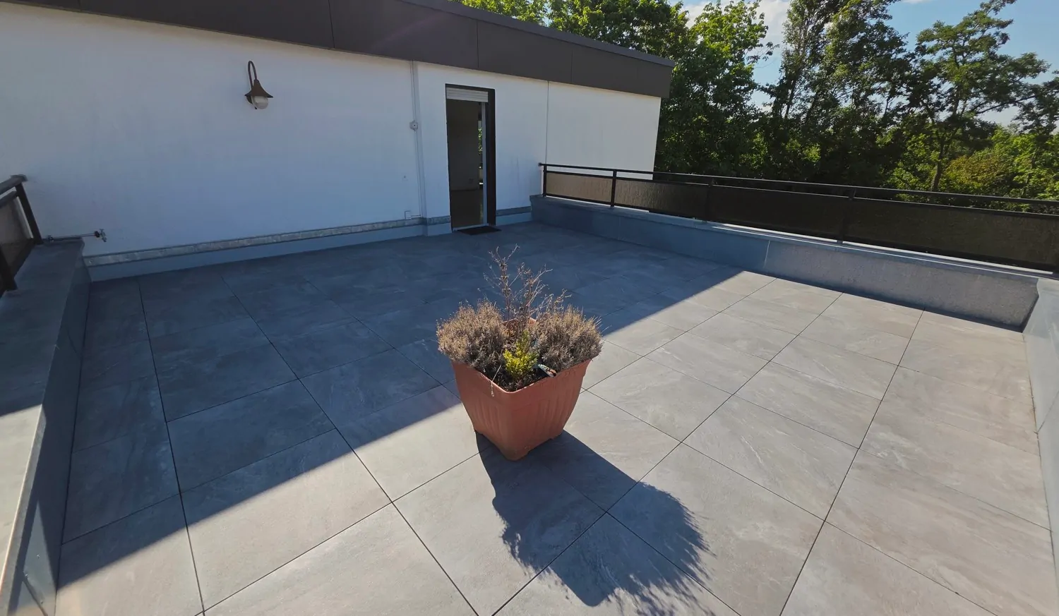 1. OG Ihre Dachterrasse mit viel Platz für Ihre Gäste - Zugang vom Wohnzimmer aus (1) #094827