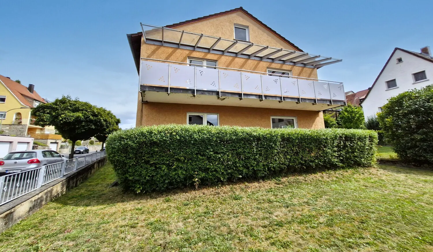 Ansicht der Giebelseite rechts, unten Terrasse oben Balkon, #134515 (1)