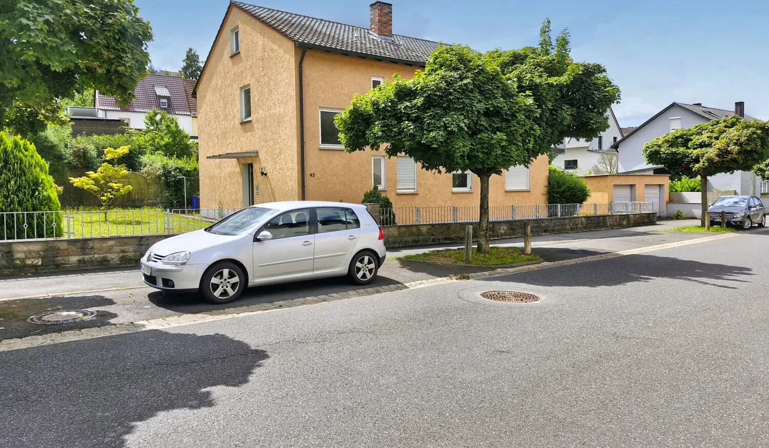 Front diagonal von rechts, Blick auf Hauseingang, #123317