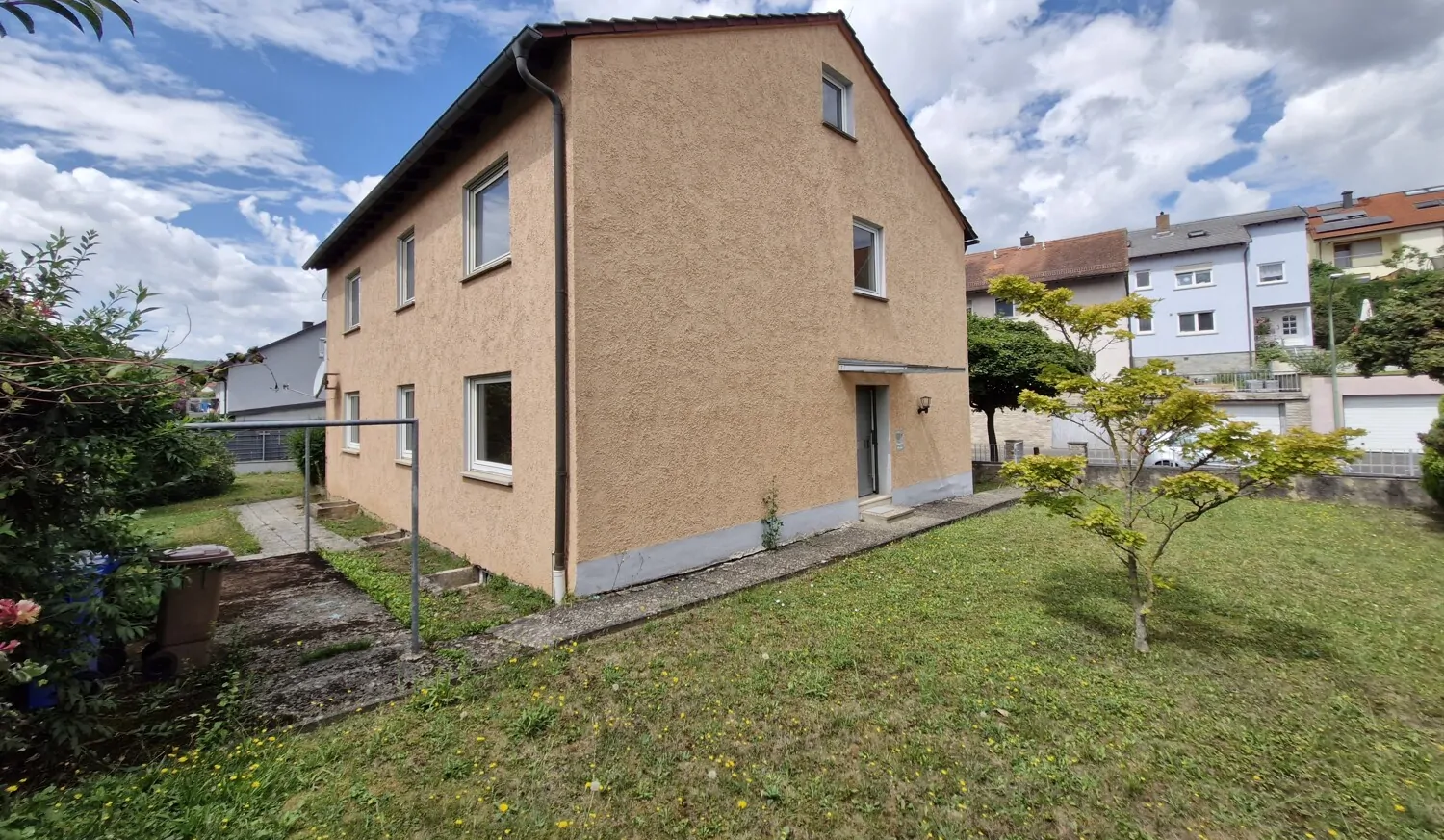 Ansicht-diagonal der Rückseite und Giebelseite links mit Hauseingang (1), #124324