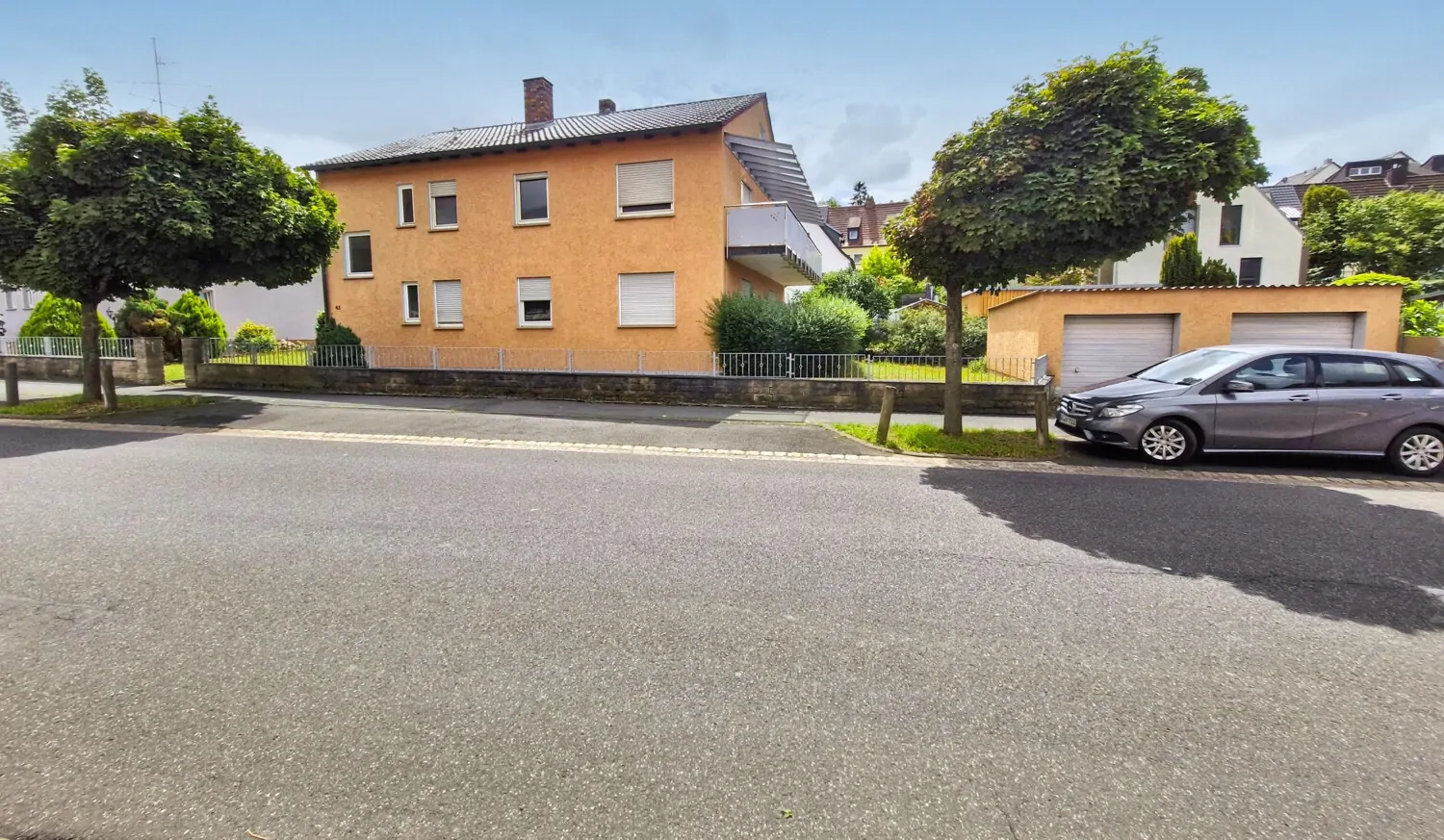 Panorama-Aufnahme der Vorderseite mit den Garagen