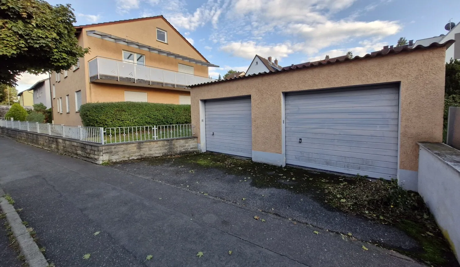 Panorama-Ansicht: Garagen und Haus, #181215