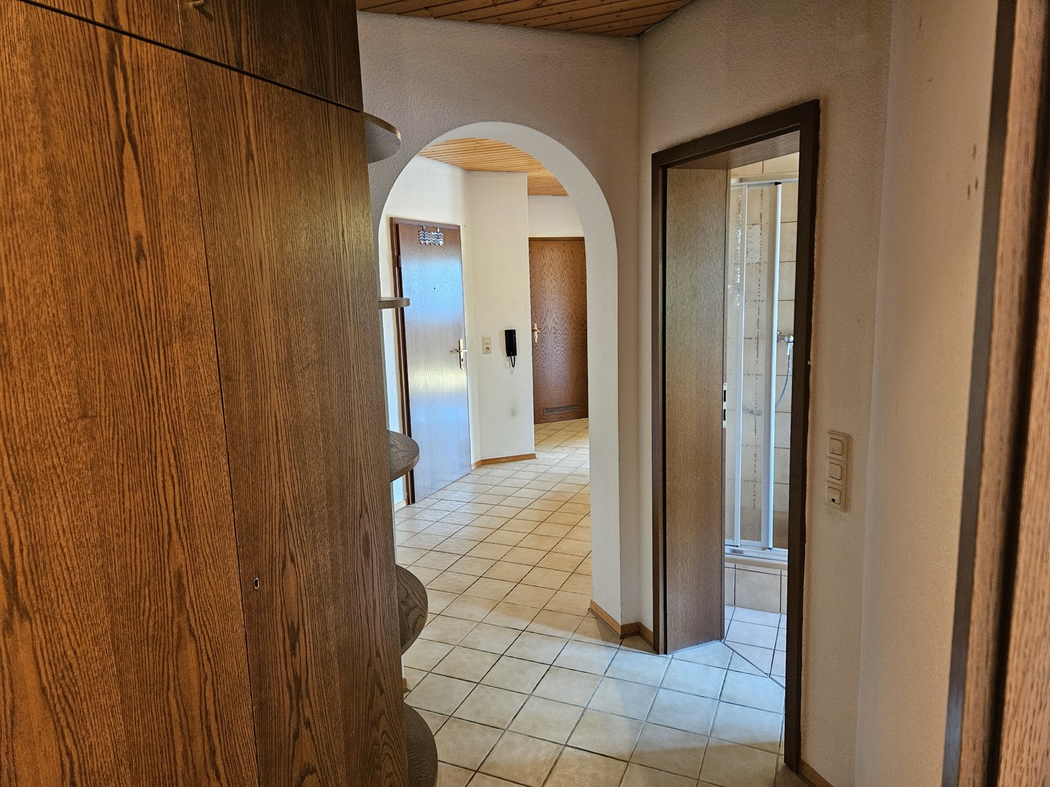 Flur mit schönem Rundbogen und Einbauschrank