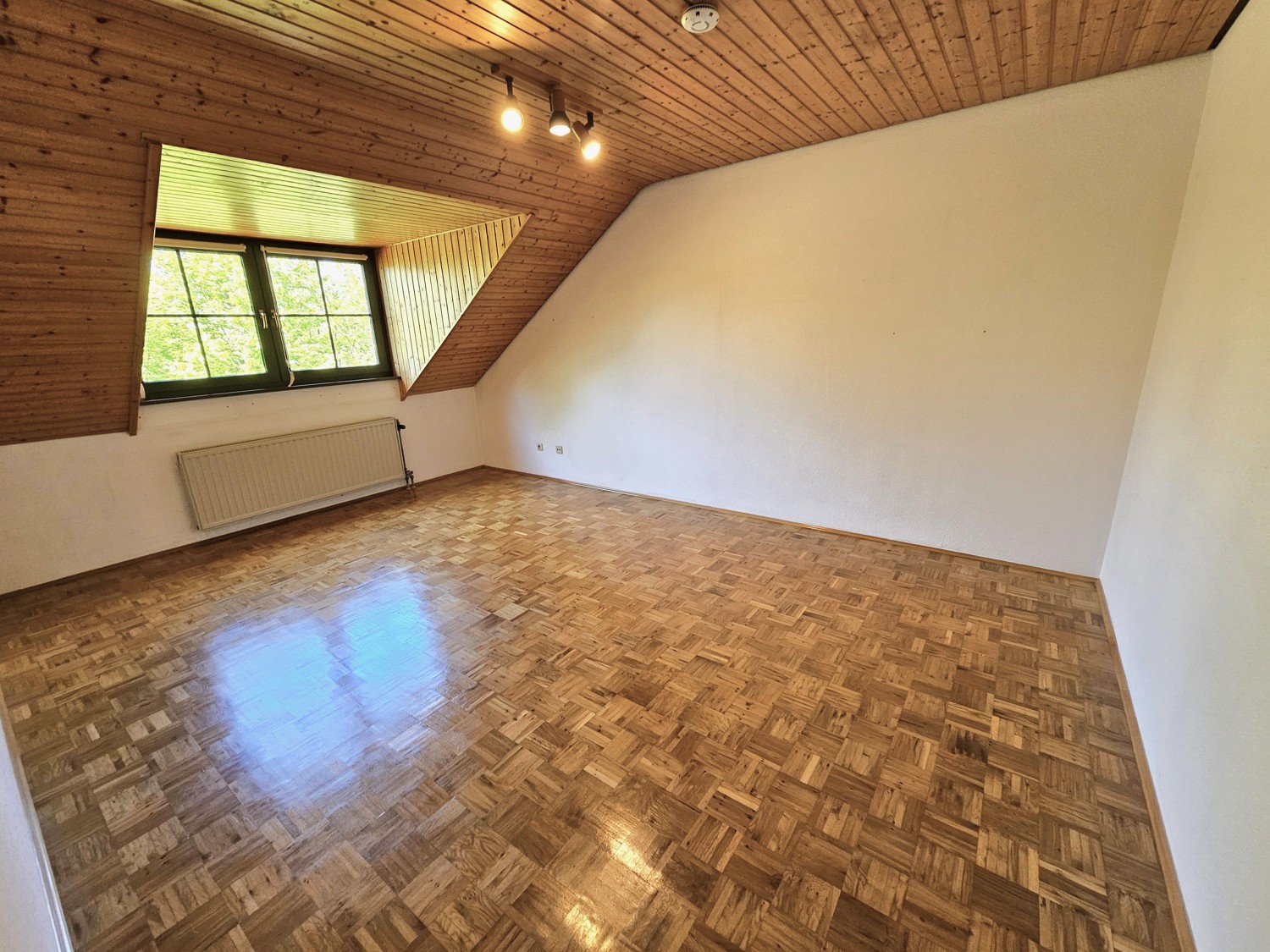Großes Schlafzimmer