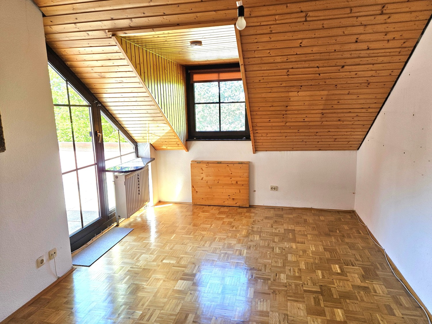 Kinderzimmer mit Zugang zur Loggia