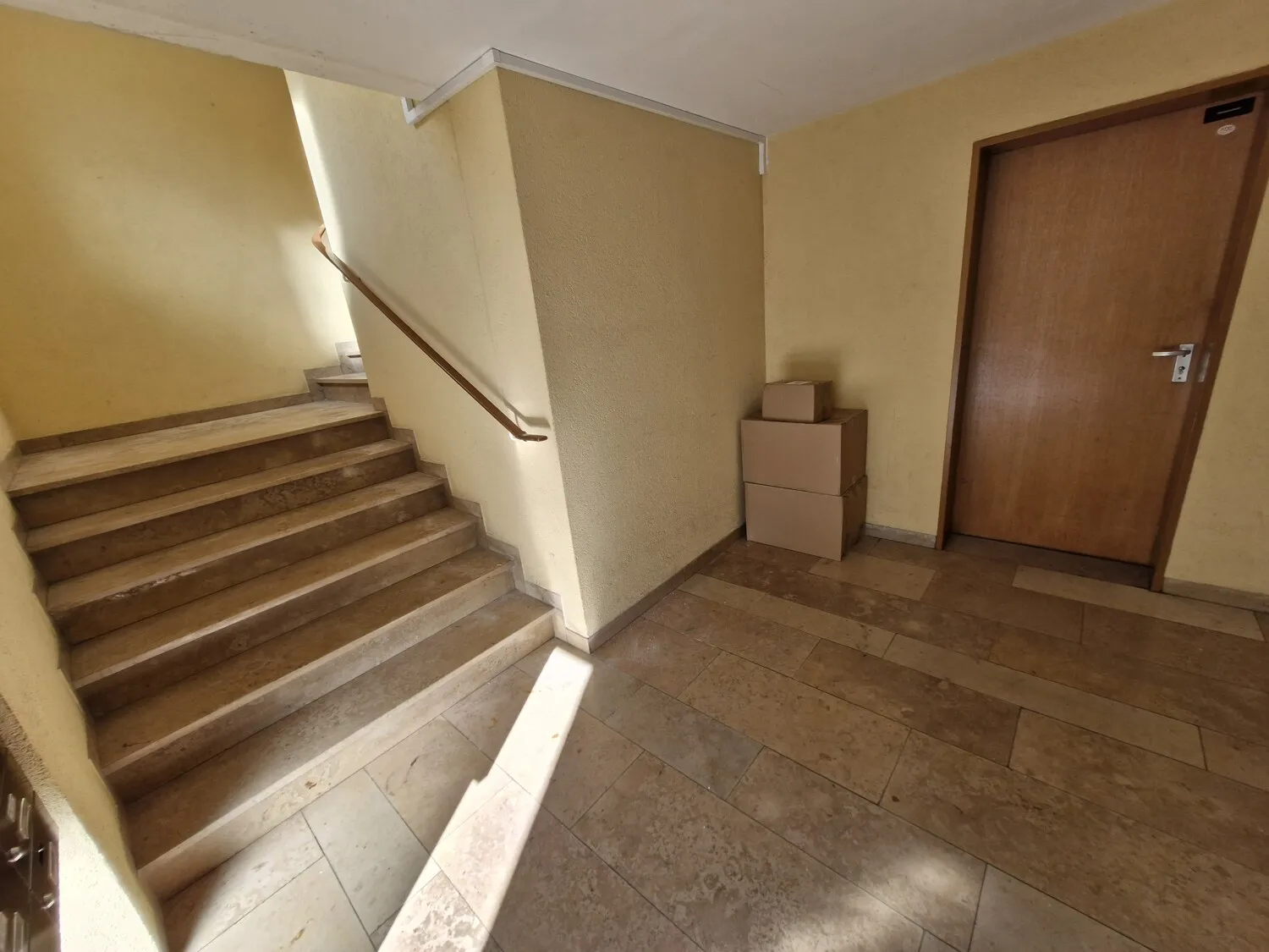 Eingangsbereich des Hauses mit Treppenhaus