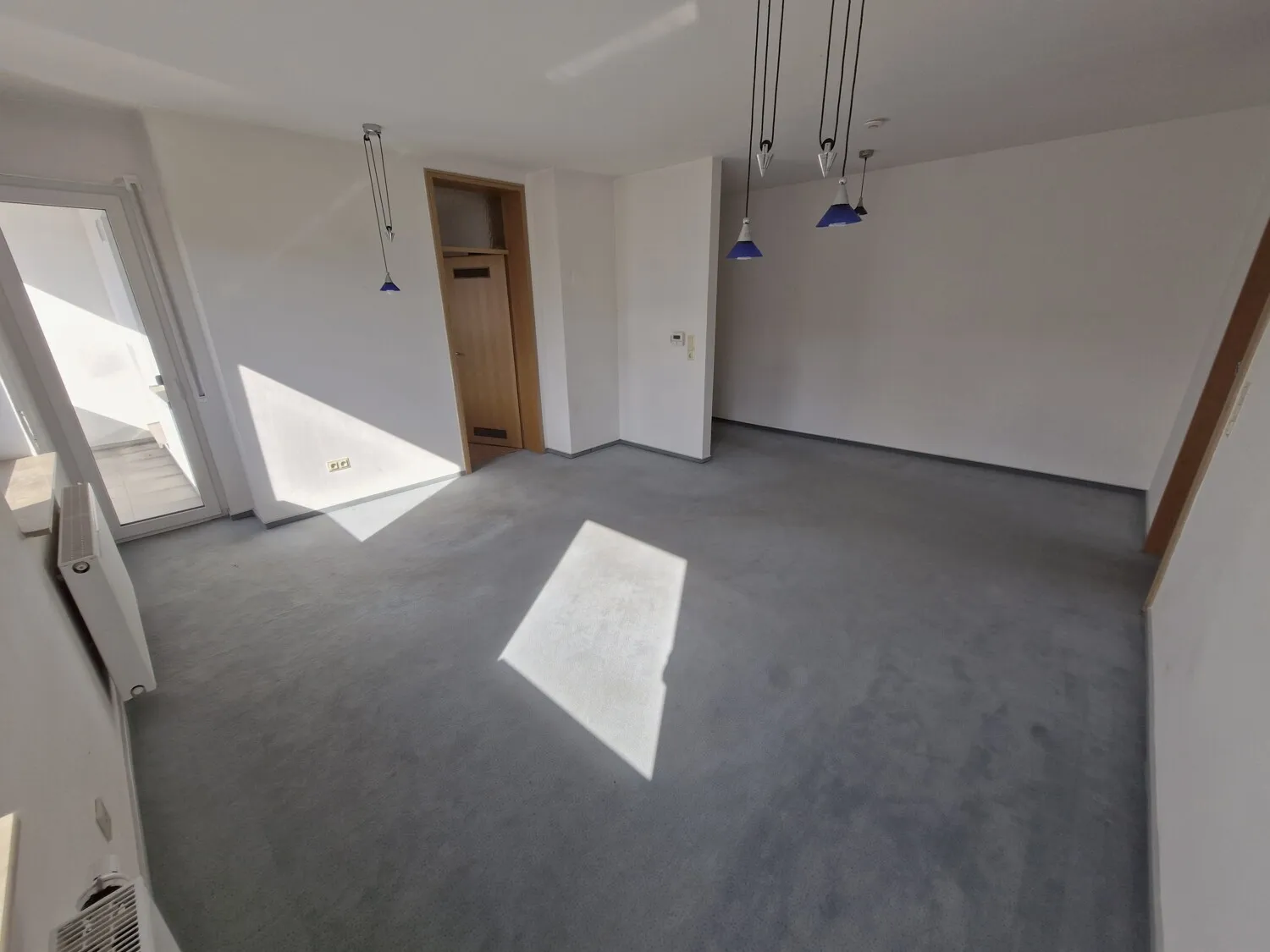 Wohnzimmer mit Zugang zur Loggia (Balkon)