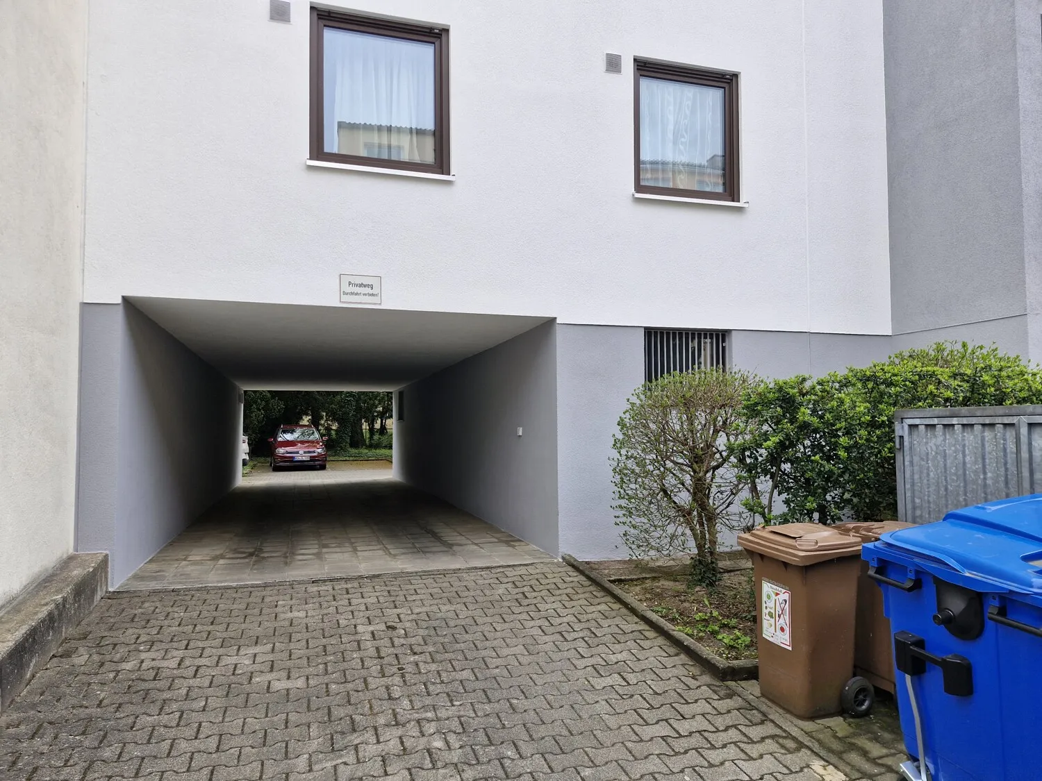 Durchfahrt zum parkähnlich angelegten Innenhof mit einigen Stellplätzen, #120946