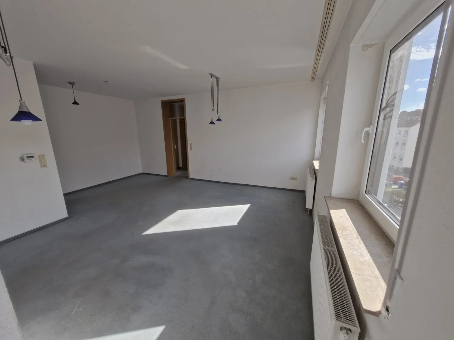 Wohnraum, Blickrichtung Flur zu in Bad und Schlafraum