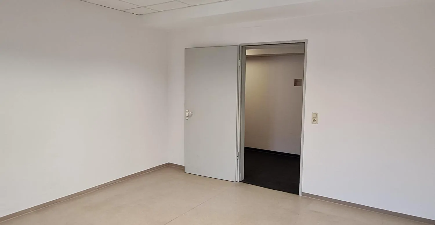 Titelfoto_mit_Balken__Büro_19_Wöhrl(3)