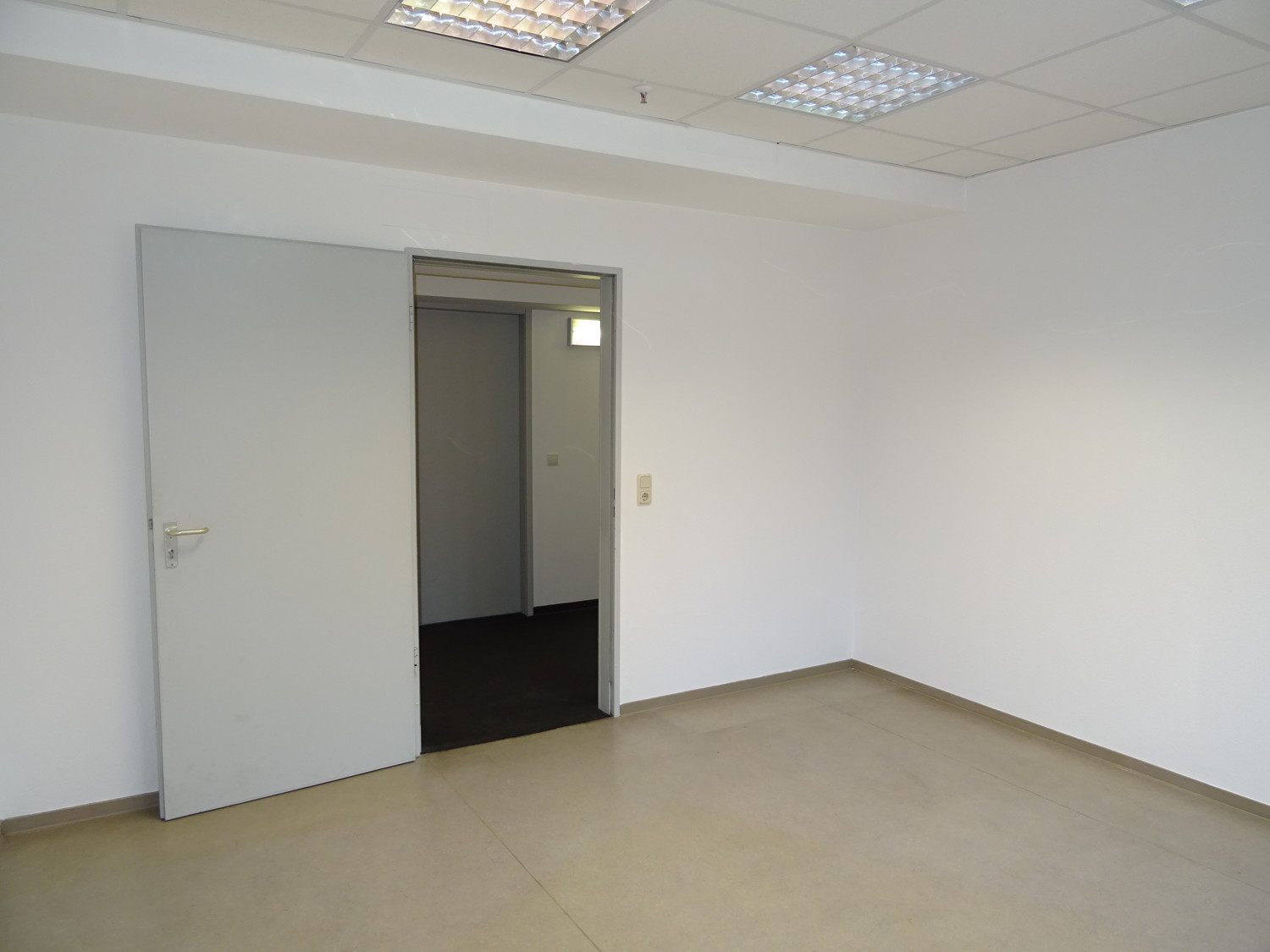 Büroraum-Teilansicht mit Blick zur Bürotüre, #DC08586