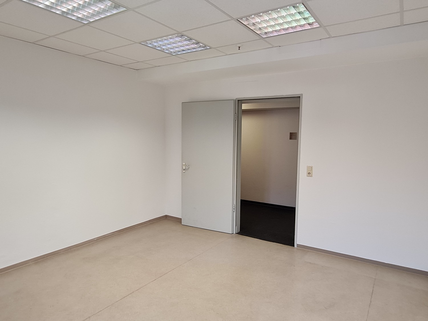Büroraum-Teilansicht mit Blick zur Bürotüre, #141012