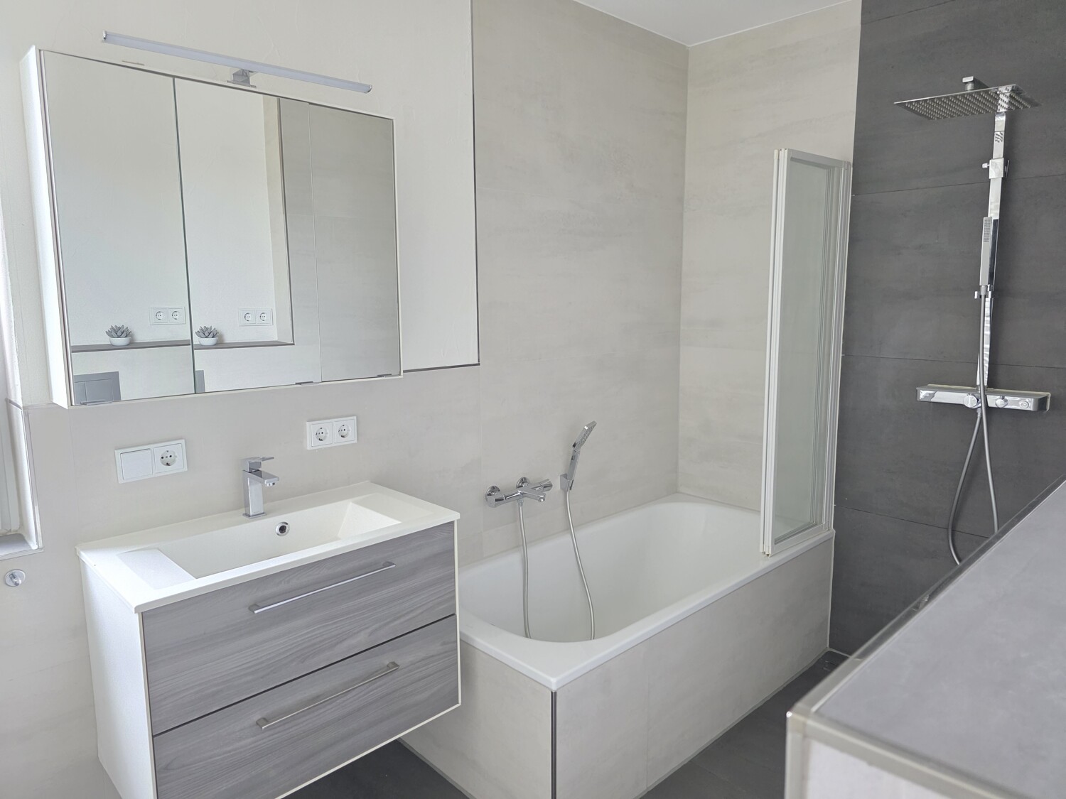 Ihr Tageslichtbad mit Wanne, WC und begehbarer Dusche (1) #145856