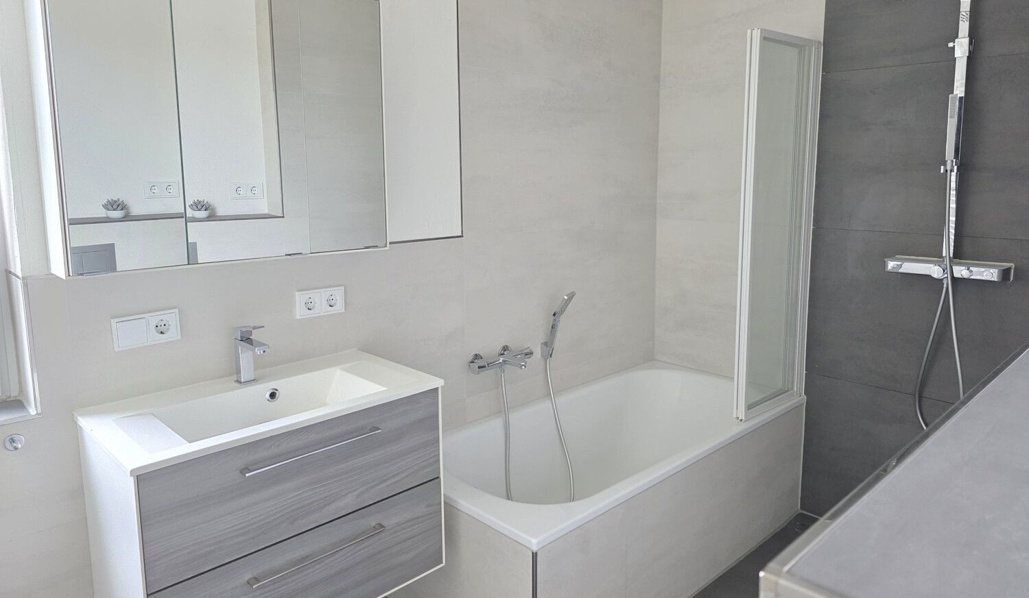 Ihr Tageslichtbad mit Wanne, WC und begehbarer Dusche (1) #145856