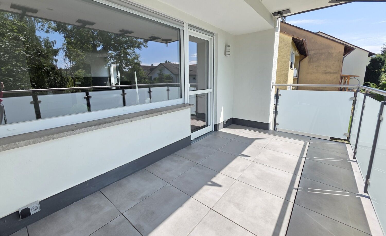 Überdachter Balkon mit genügend Platz für die Familie zum Frühstücken (1) #124913