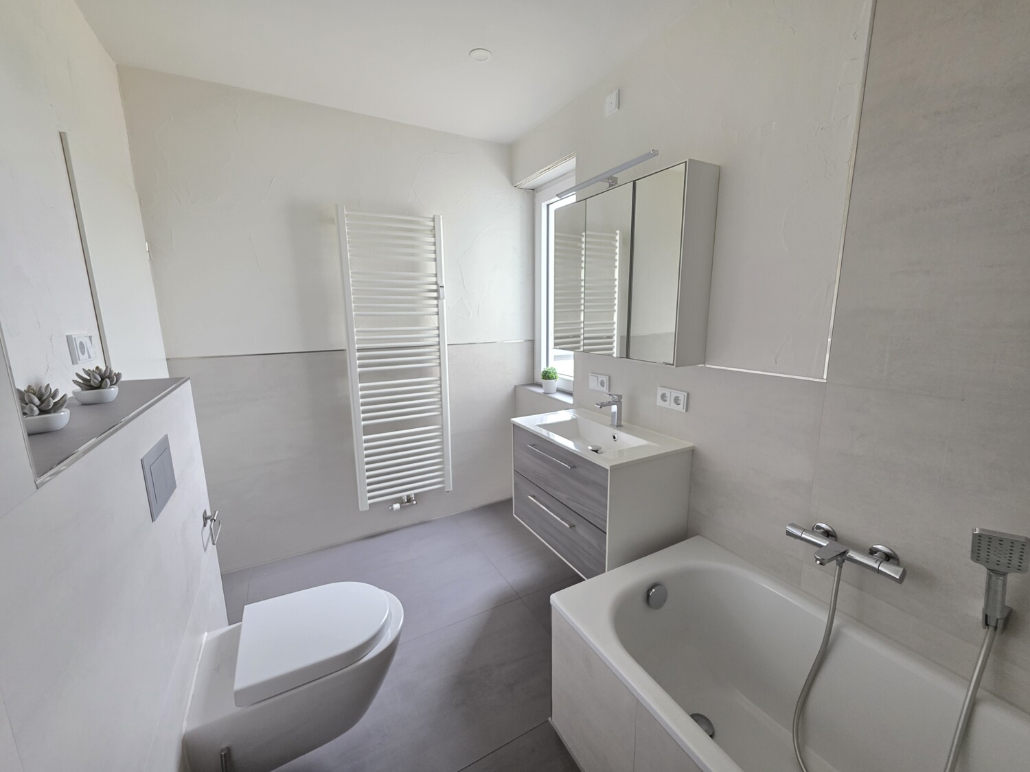 Ihr Tageslichtbad mit Wanne, WC und begehbarer Dusche (2) #150021
