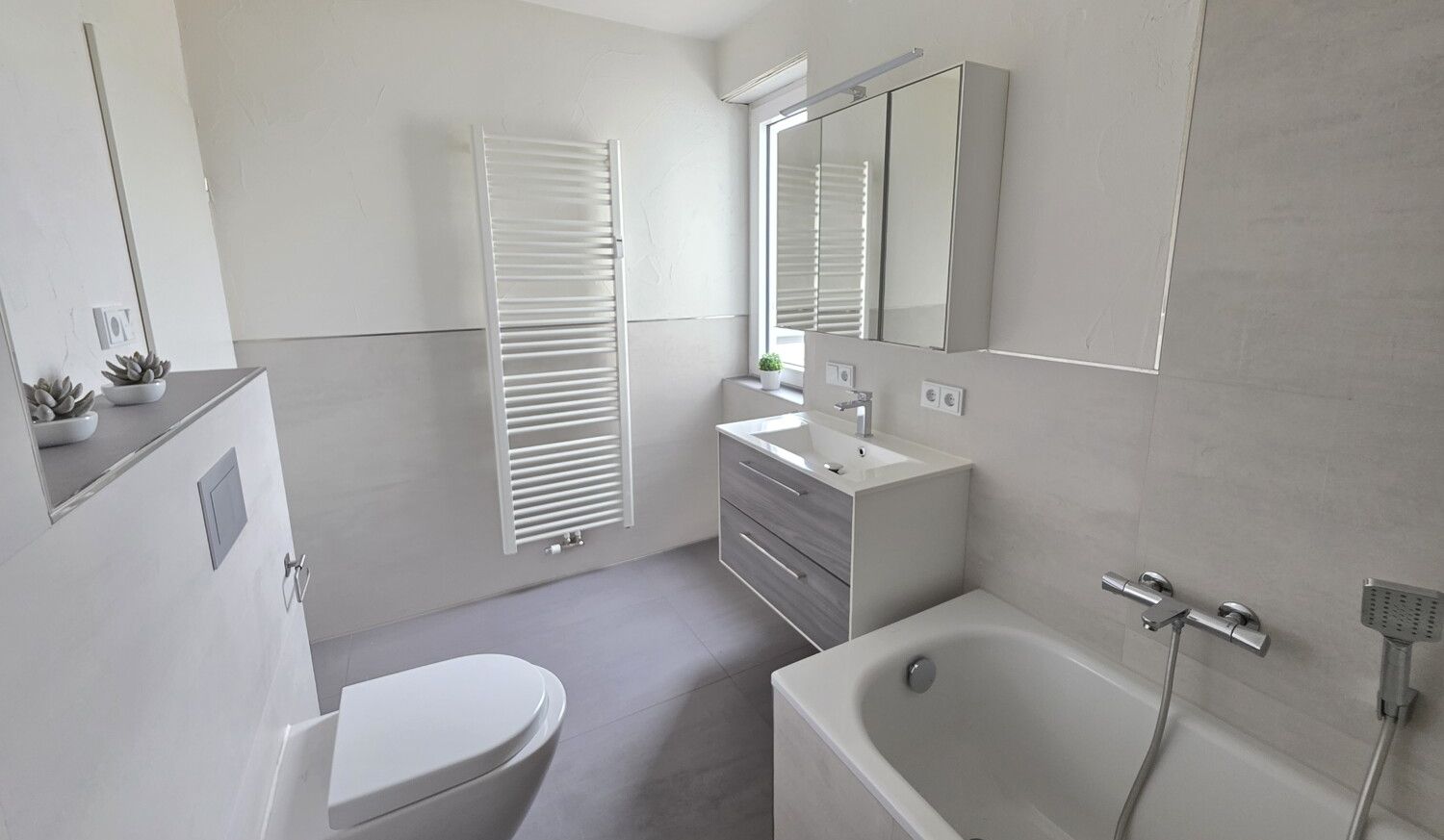 Ihr Tageslichtbad mit Wanne, WC und begehbarer Dusche (2) #150021