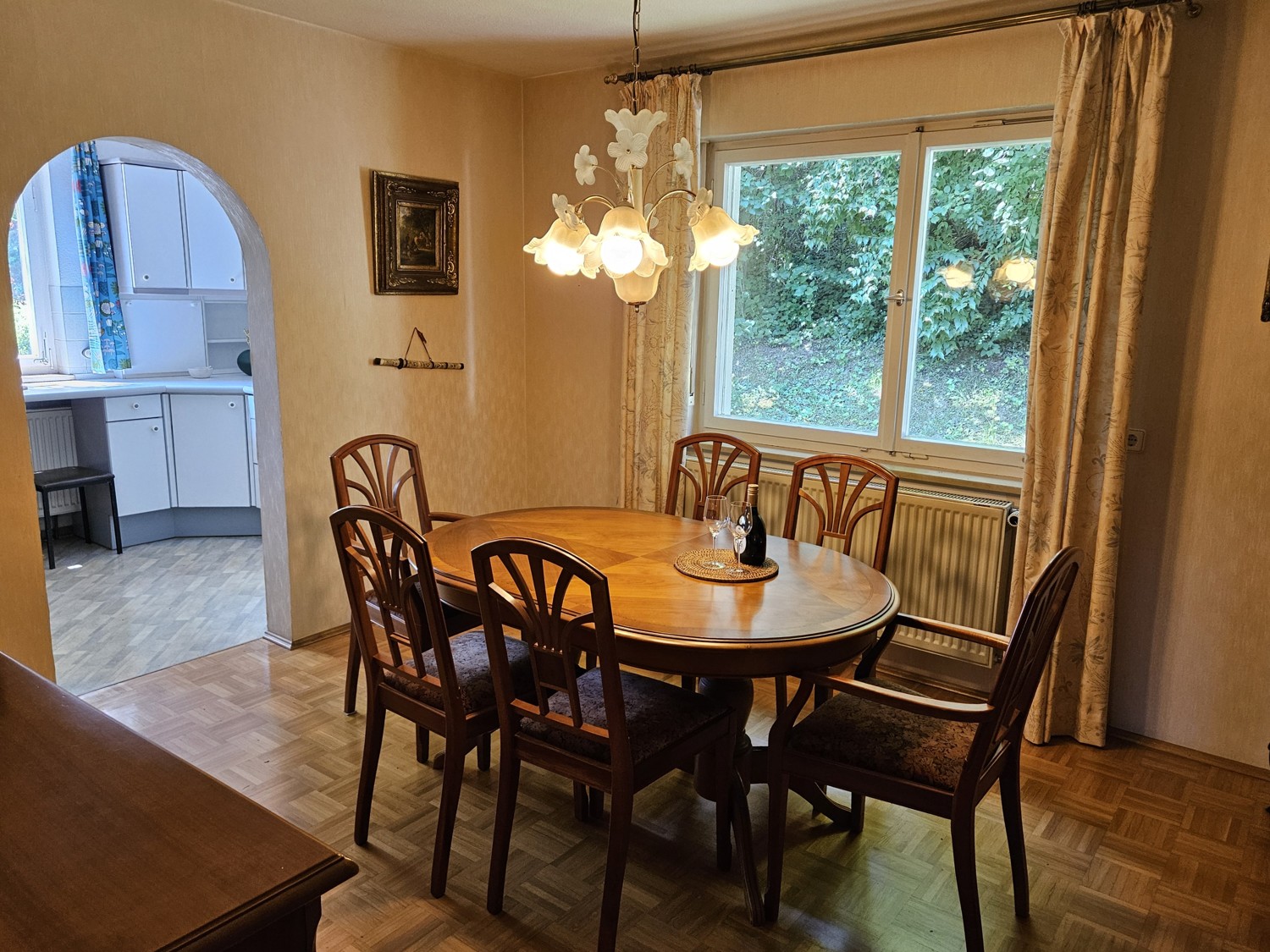 Esszimmer mit Durchgang zur Küche