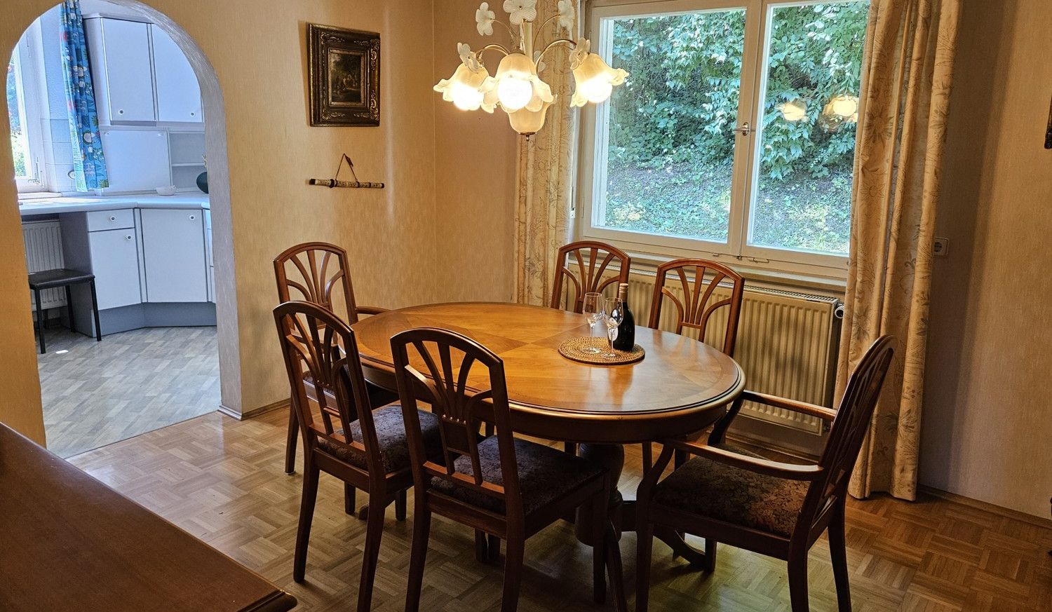 Esszimmer mit Durchgang zur Küche