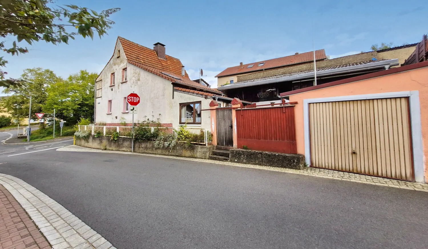 A, Totale Front (1) 20250916_171425 - KI Schönwetter 40443_104080