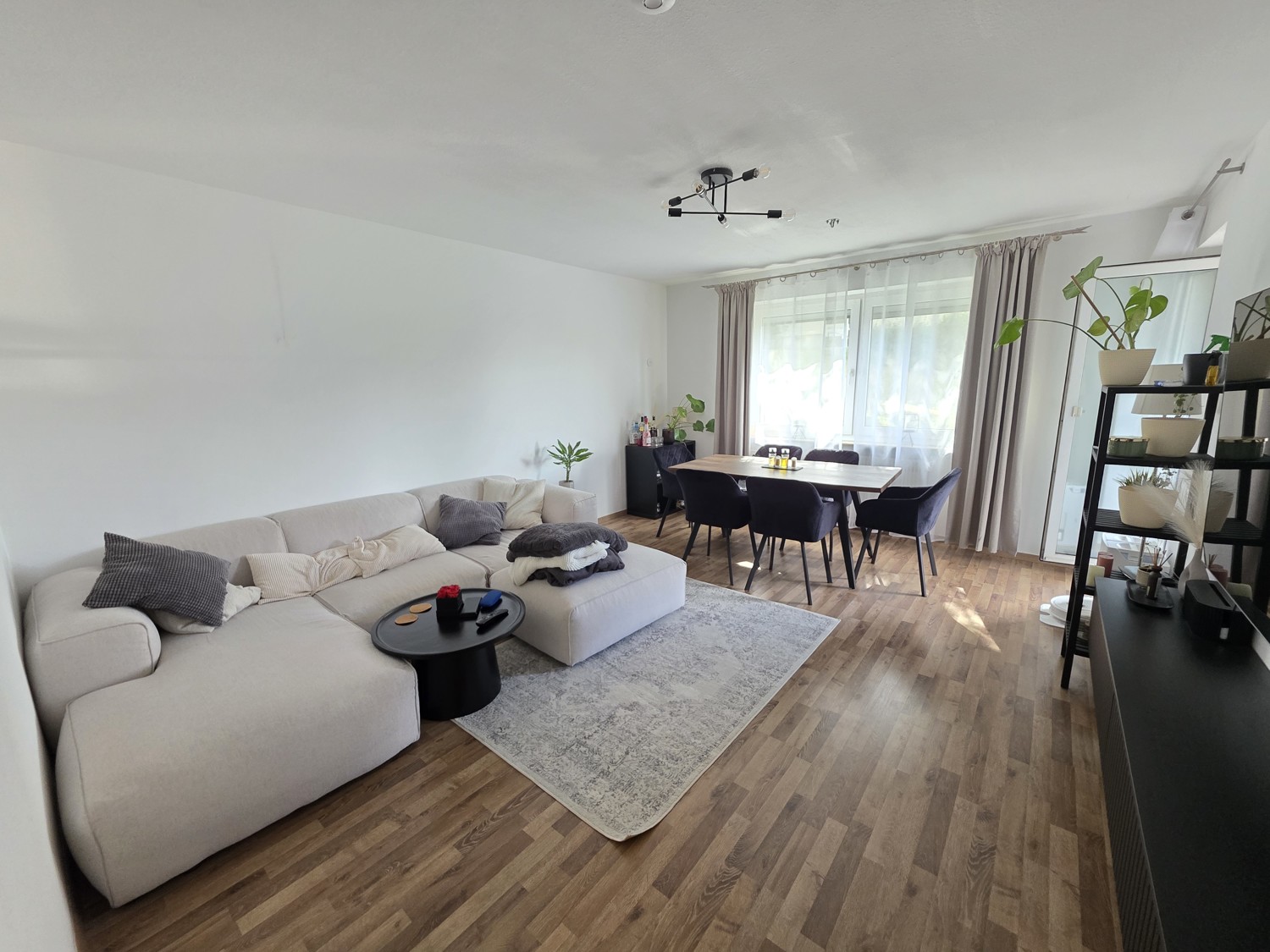 Helles Wohnzimmer mit Balkonzugang (1) #164019