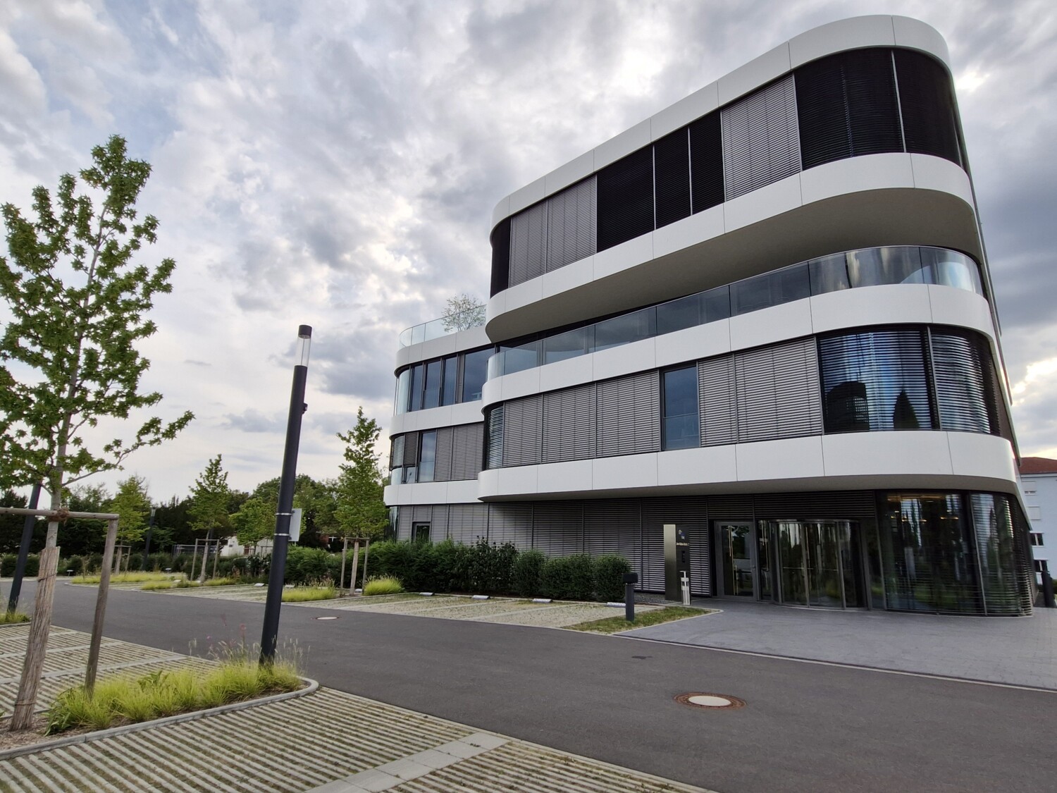 Gebäude-Aussenansicht Front von links-diagonal (2), #183638