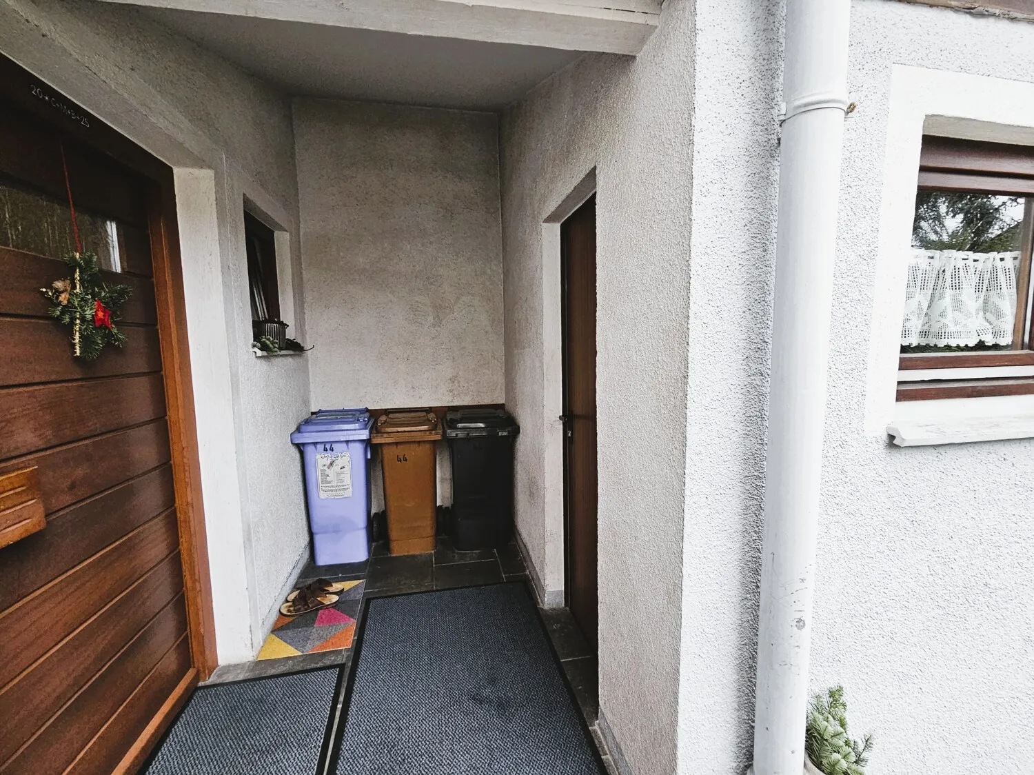 Zugang zum angebauten Abstellraum