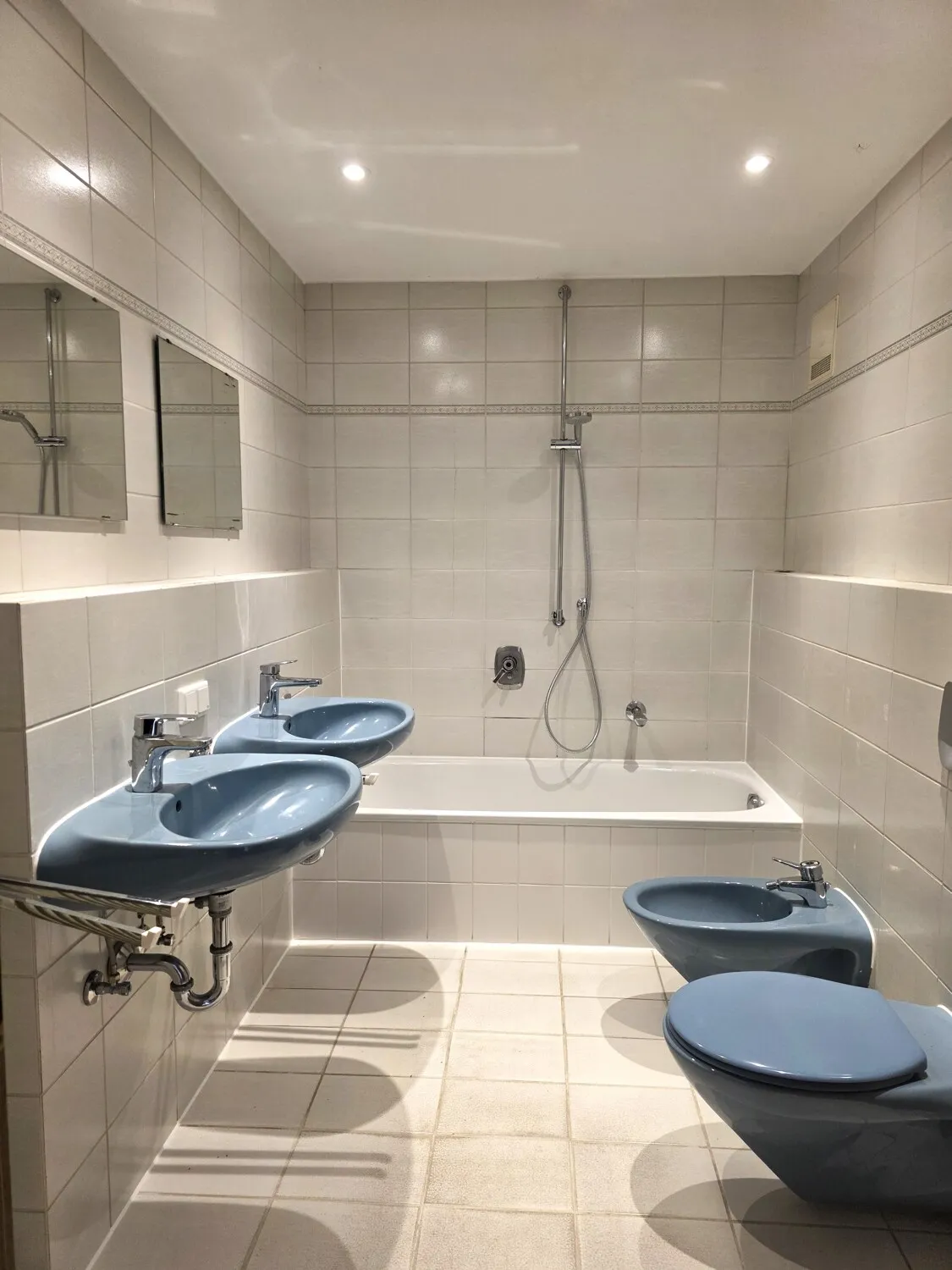 Badezimmer mit Wanne und WC_#093152