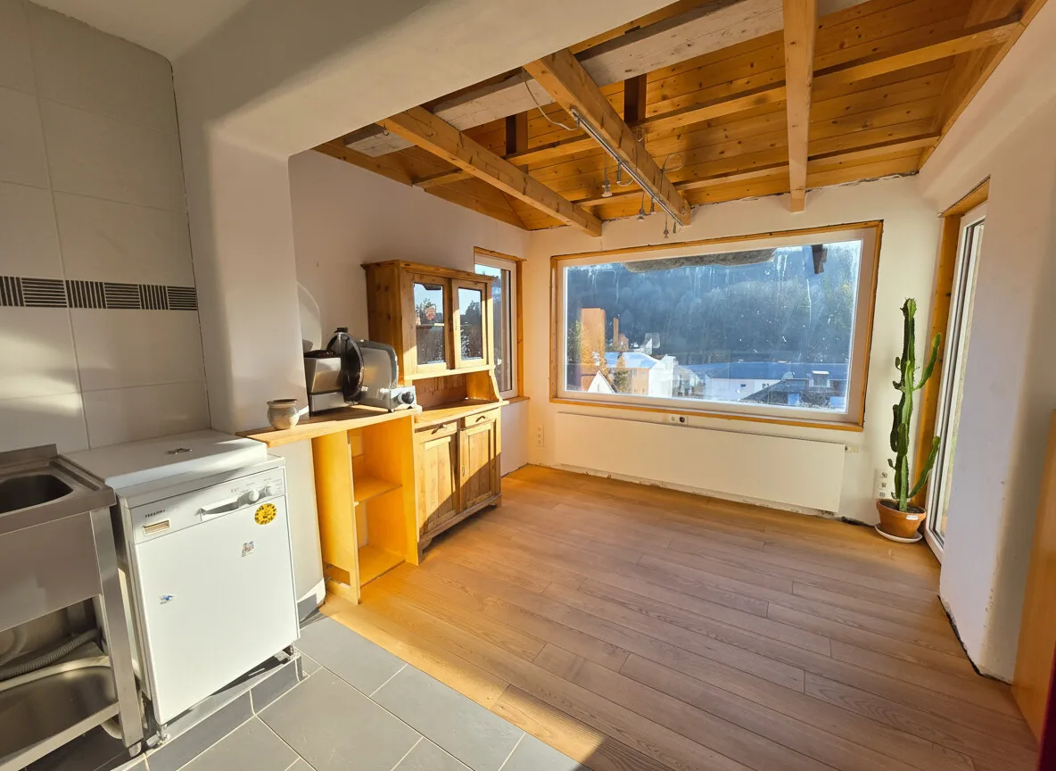 Heller Küchen-Essbereich mit schöner Aussicht